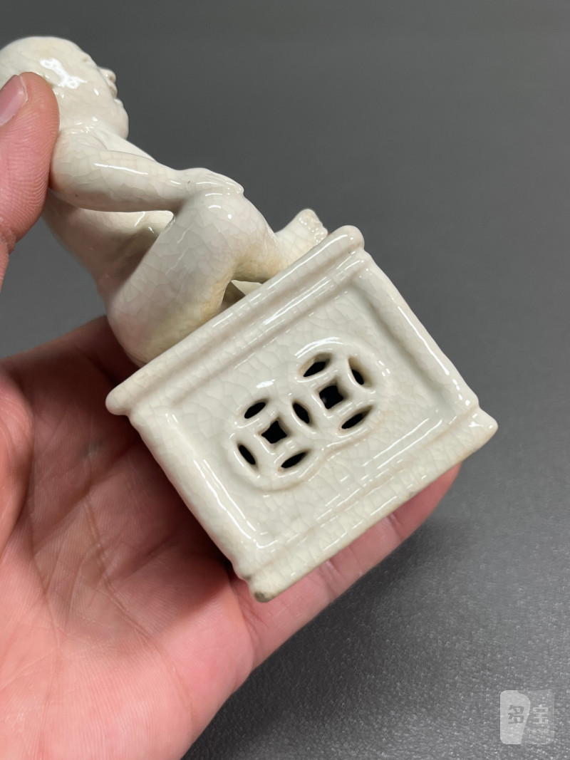 清乾隆 仿定白釉童子坐像 - 图9